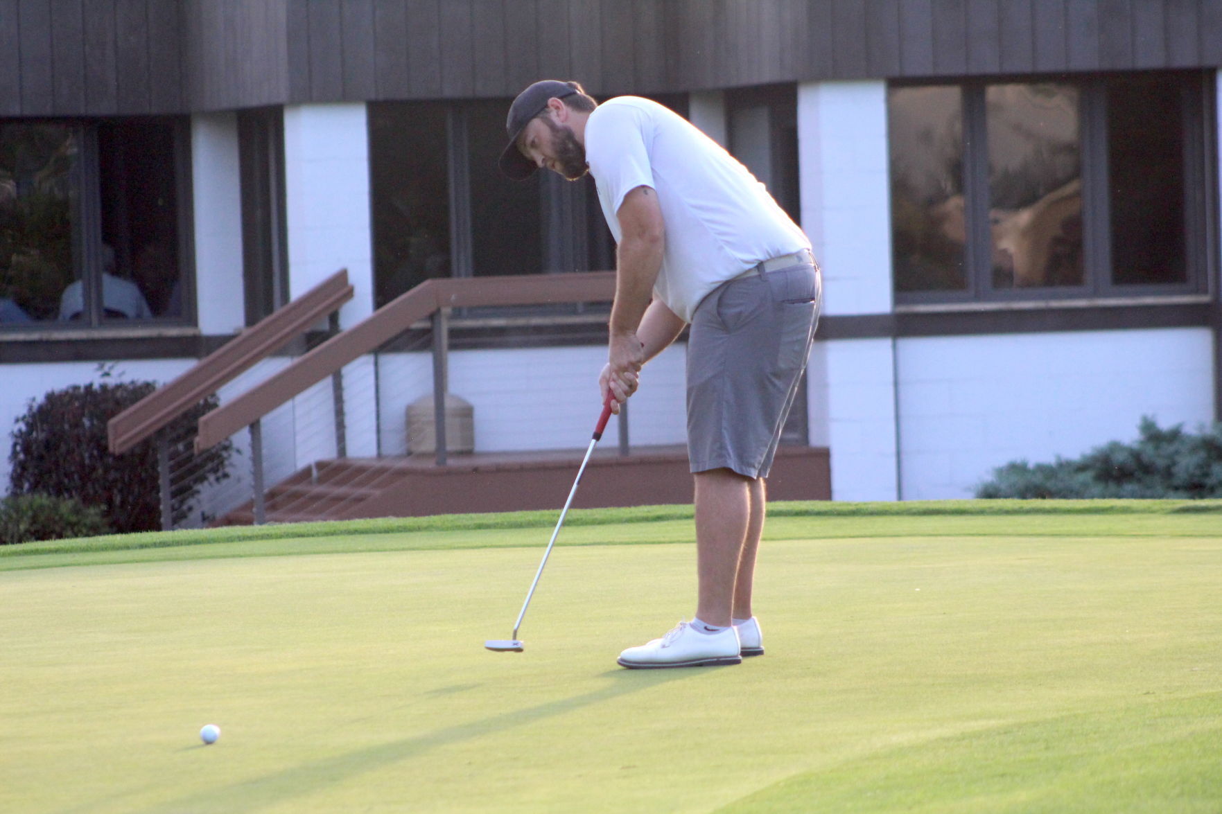 Max Hosking putts